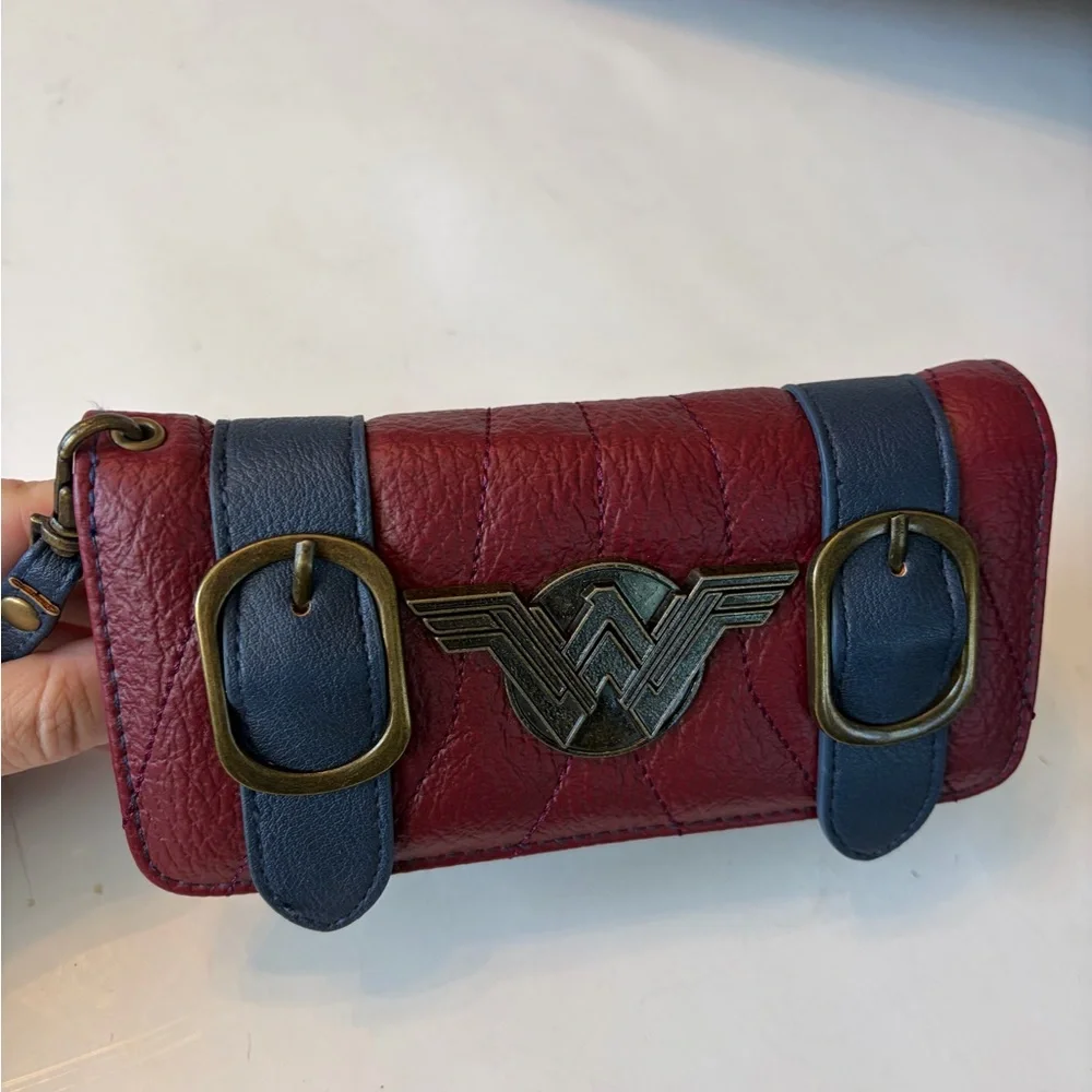 Wonder Woman DC‎ Comics front-flap satchel wallet